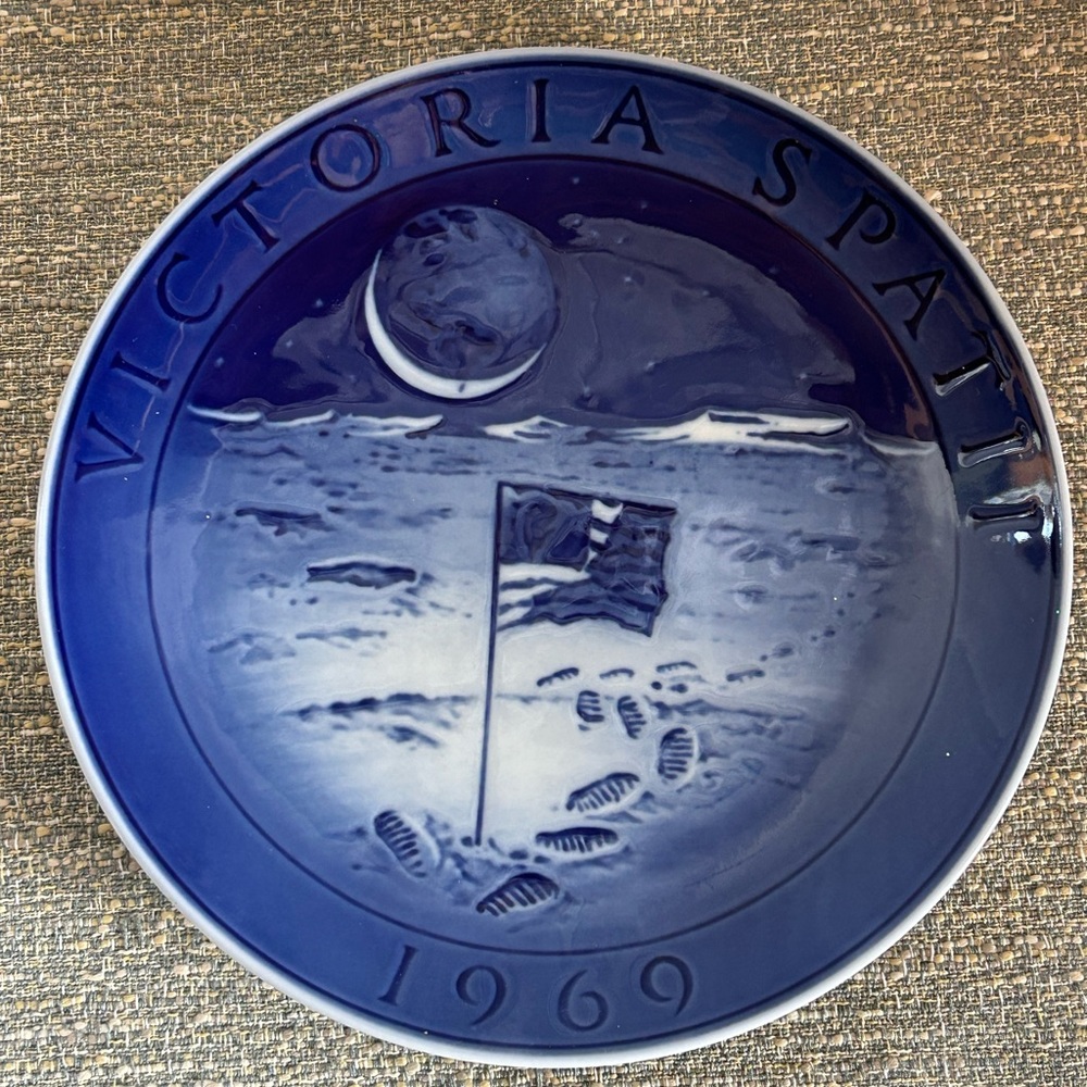 Victoria Spatii  1969 Blue Decorative Plate